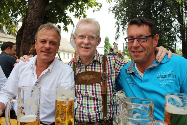 Auch in den anderen Gaststätten wird gefeiert. Hier der Stammtisch am Kirchweihsonntag bei „Theo“. | Foto: © Renate Brügmann