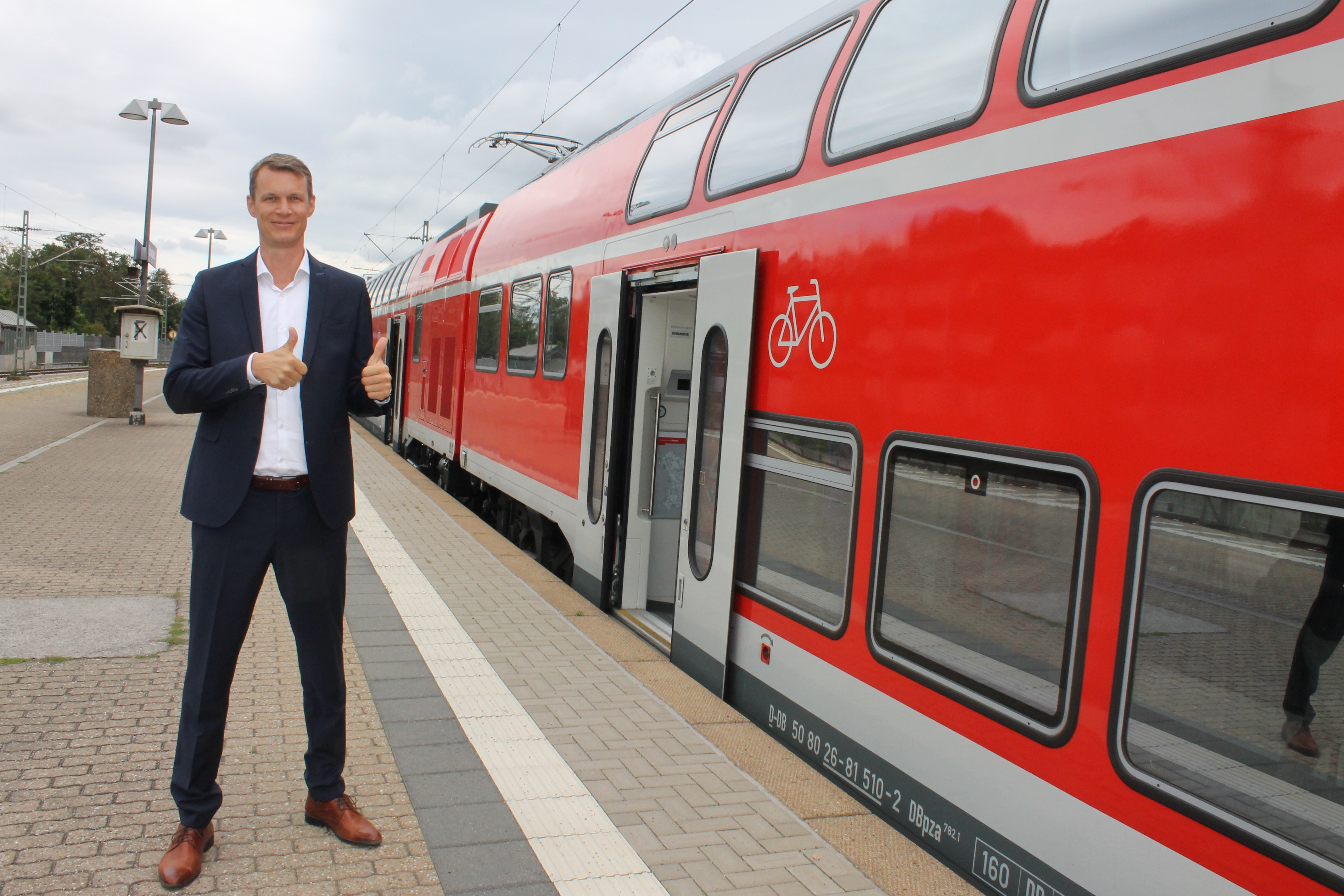 Schwabachs Oberbürgermeister Matthias Thürauf hält seiner Stadt die Daumen, dass der neue Regionalzug den Namen der Goldschlägerstadt erhält.