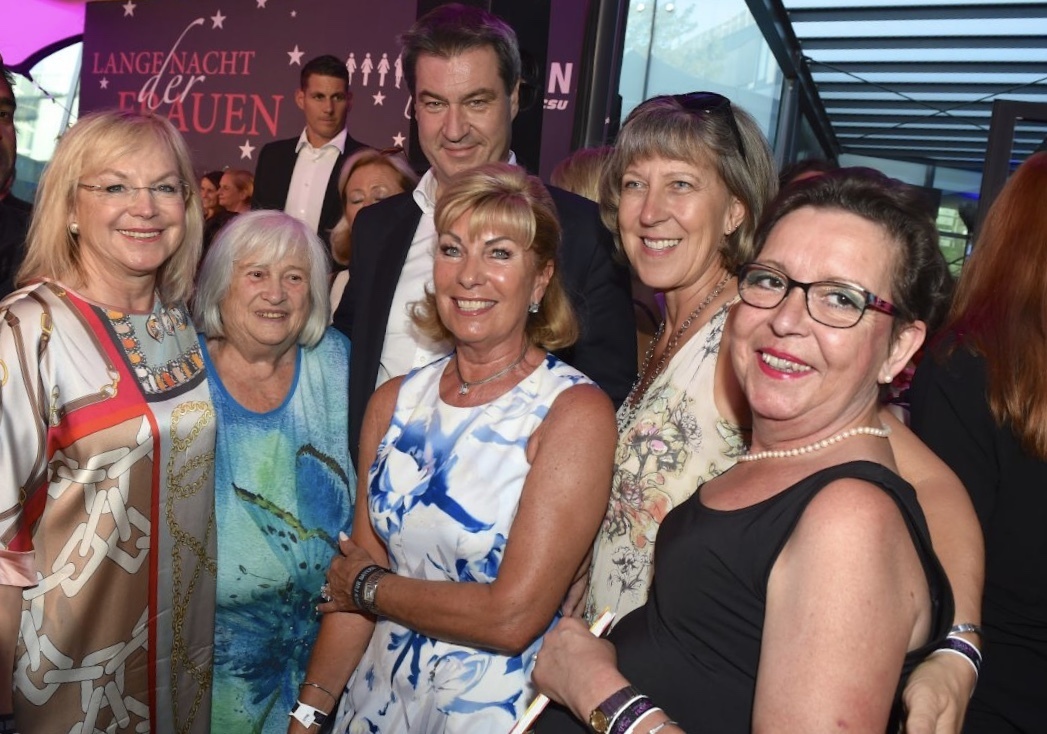 FU Bezirkschefin Nürnberg- Fürth- Schwabach Barbara Regitz mit einigen der angereisten Damen der FU, Erika Bloss, Monika Böhmer, Ewa Lang, Sabine Oechsner (v.l.) und Ministerpräsident Dr. Markus Söder.