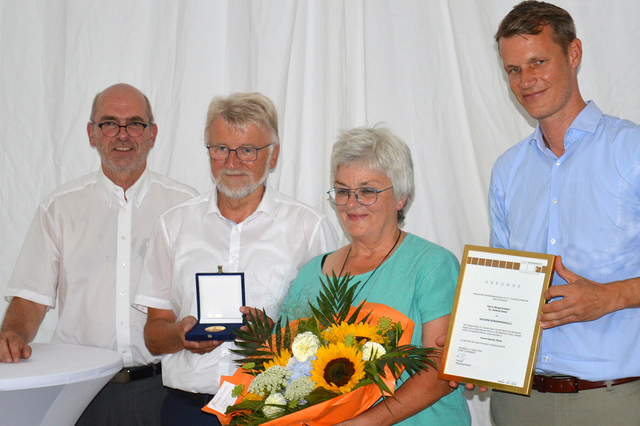 Matthias Thürauf (r.) und Grünen- Fraktionsvorsitzender Klaus Neunhoeffer (l.) gratulierten Dr. Roland Oeser mit Frau Anne zur Goldenen Bürgermedaille.