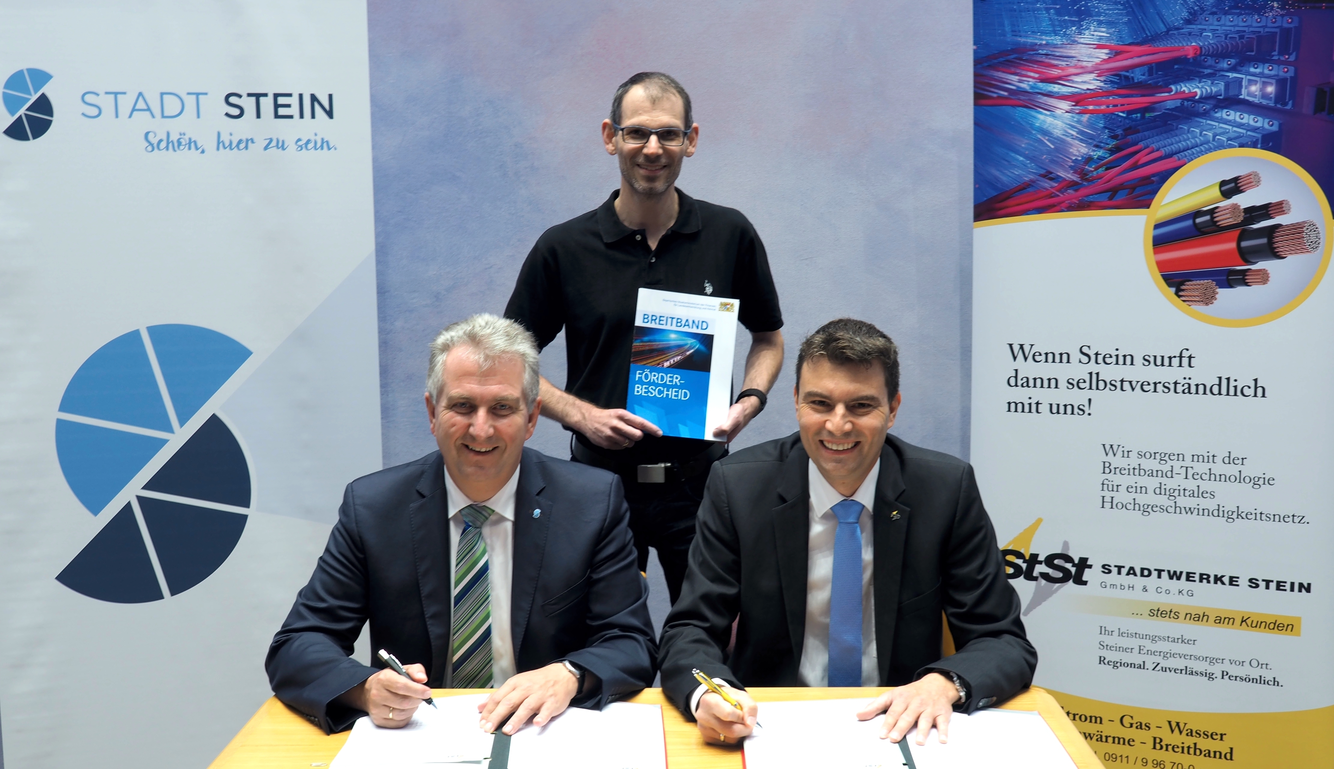 Einen Tag später unterzeichneten Bürgermeister Kurt Krömer (links) und Geschäftsführer der Stadtwerke Stein René Lukas den Vertrag zum Ausbau des Glasfasernetzes in Stein. Maßgeblich daran beteiligt und bei der Unterzeichnung anwesend war auch der Breitbandpate der Stadt Stein Frank Zahorik (Mitte).