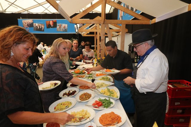 Peter Noventa (r.) und sein Team hatten aufgekocht. | Foto: John R. Braun