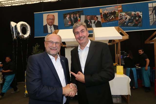 NürnbergMesse-Geschäftsführer Peter Ottmann (r.) gratulierte Hermann Könicke zum 70. Geburtstag. | Foto: John R. Braun