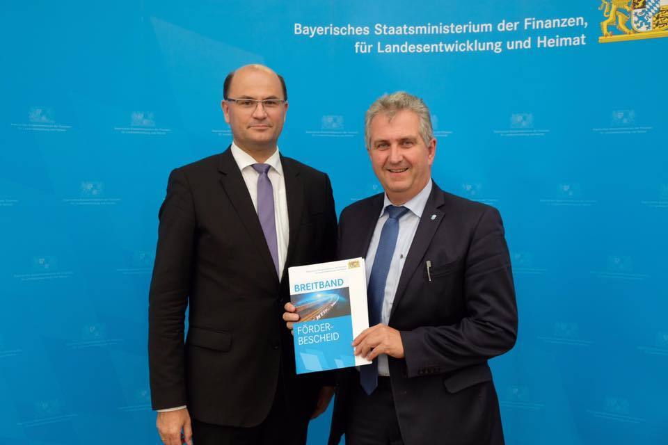 Am 23. Juli nahm Erster Bürgermeister Kurt Krömer (re.) den Förderbescheid zum Ausbau des Glasfasernetzes in Stein von Heimatminister Albert Füracker entgegen.