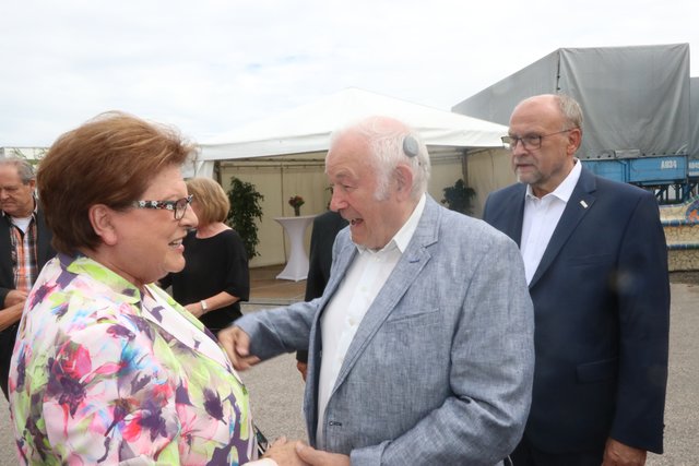 Herzliche Begrüßung: Landtagspräsidentin Barbara Stamm und Ministerpräsident a.D. Dr. Günther Beckstein. | Foto: John R. Braun