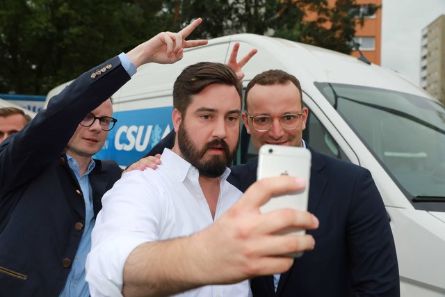 Sven Heublein (Vorstand der CSU Nürnberg-Altstadt) beim Selfiemachen mit Gesundheitsminister Jens Spahn (r.), ,,unterstützt" von Peter Daniel Forster. | Foto: Udo Dreier
