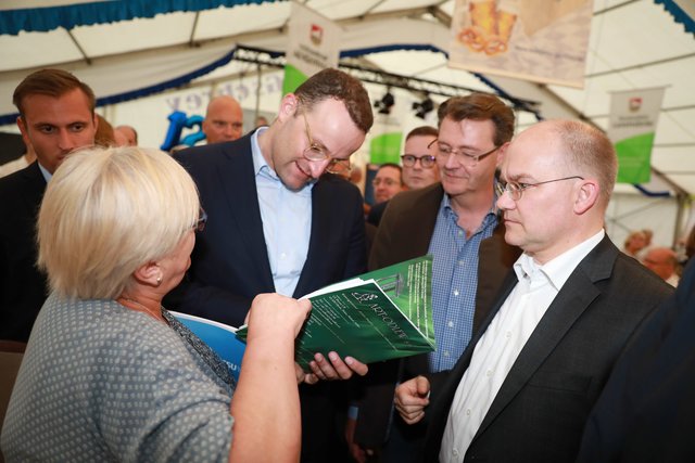 Gesundheitsminister Jens Spahn gibt Autogramme für seine Fans. | Foto: Udo Dreier