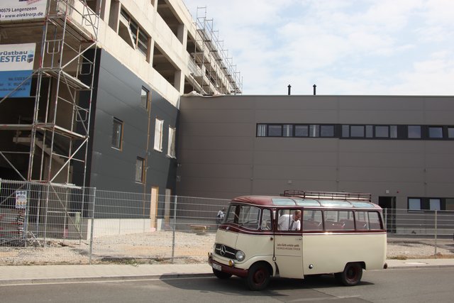 Langsam aber sicher mit dem Oldtimerbus der infra von Baustelle zu Baustelle. | Foto: Arthur Kreklau