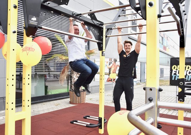 Fürths Oberbürgermeister ist fit: Zusammen mit FIT STAR-Trainer Leon Witschorek probiert Thomas Jung (l.) die Trainingsmöglichkeiten gleich vor Ort aus.