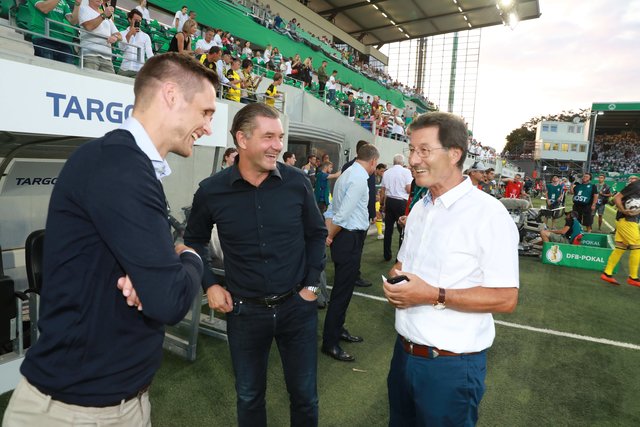 Fürths Ex-Präsident Helmut Hack (rechts) im Gespräch mit BVB-Sportdirektor Michael Zorc (Mitte) | Foto: Udo Dreier