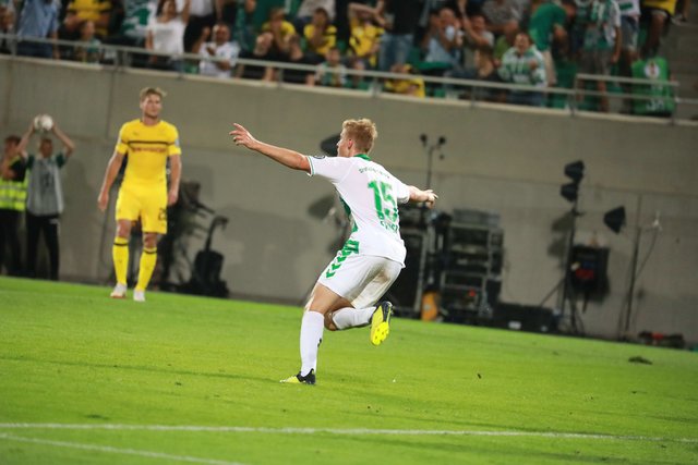 Fürths Sebastain Ernst (15) jubelt nach seinem Treffer zur 1:0 Führung | Foto: Udo Dreier
