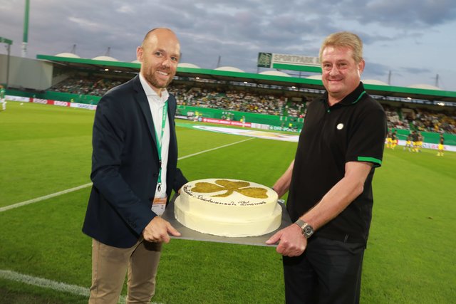 Geschäftsführer Holger Schwiewagner überreicht vor dem Spiel eine Geburtstagstorte an das Geburtstagskind Thomas Sommer (r.) | Foto: Udo Dreier