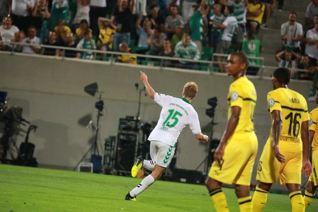 Fürths Sebastain Ernst (15) jubelt nach seinem Treffer zur 1:0 Führung | Foto: Udo Dreier
