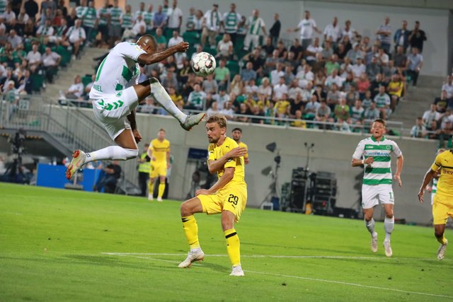 Zweikampf zwischen Daniel Keita-Ruel mit Marcel Schmelzer (29) | Foto: Udo Dreier