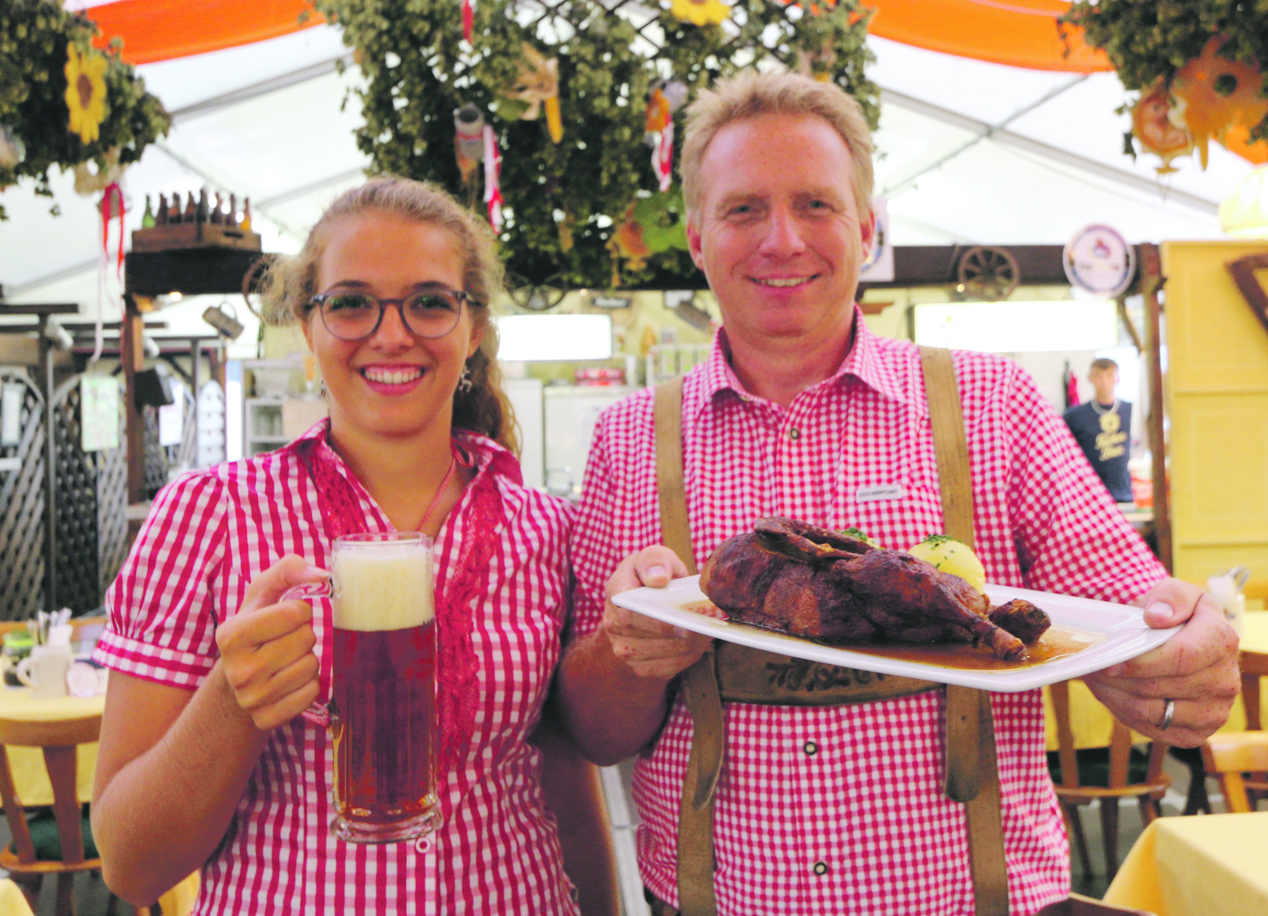 Wolfgang Friedlsperger - hier mit seiner Tochter Lea - spendiert 20 Schlemmergutscheine und 20 mal Festbier für die MarktSpiegel-Leserinnen und -Leser.