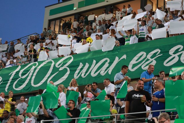 Choreographie zu Spielbeginn | Foto: Udo Dreier