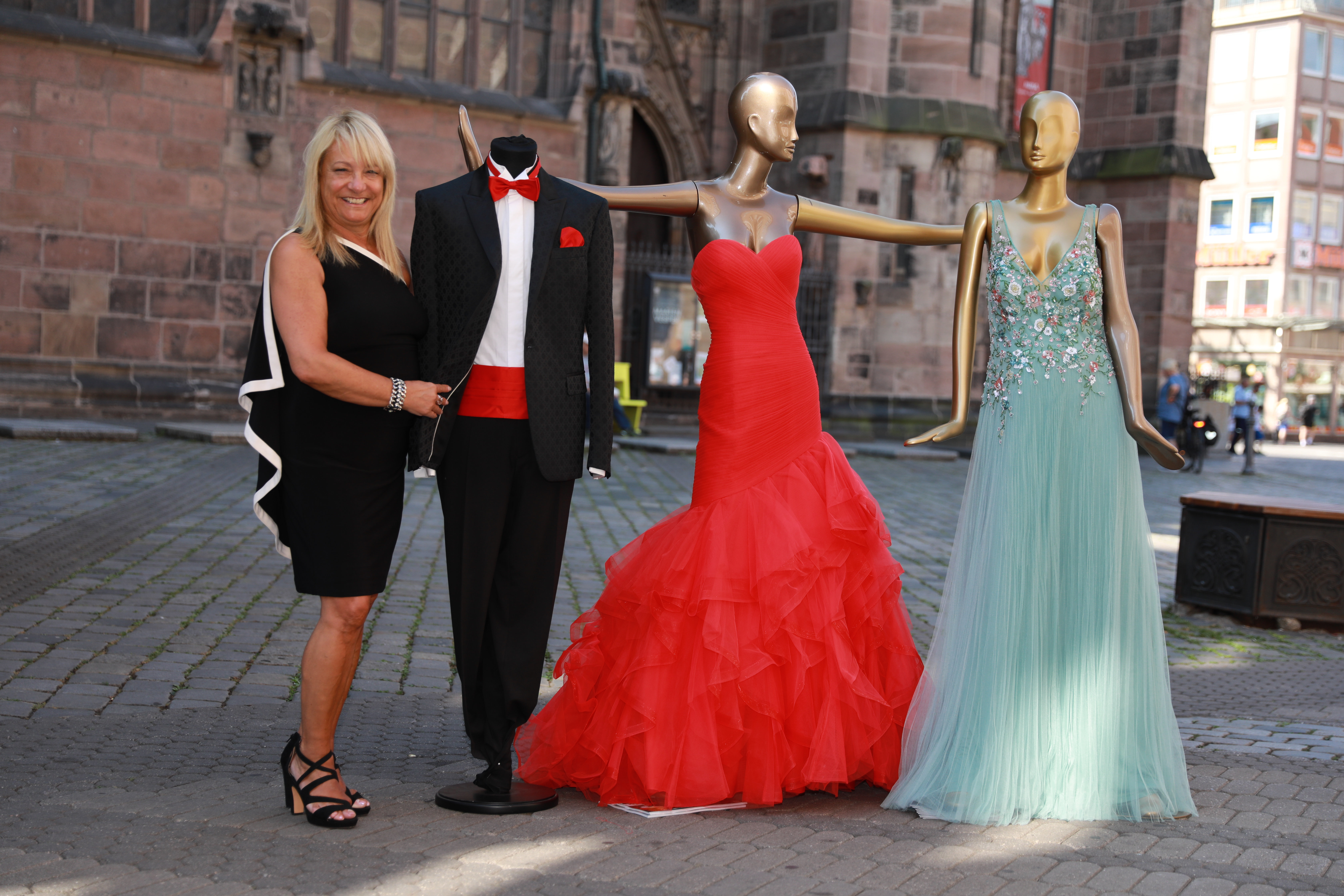 Dominic Armbrüster mit Abendmode (v.l.): Schwarzer Smoking von Versace, Rote Ballrobe von Pronovias aus Barcelona, Grüne Ballrobe mit Softtüll, ebenfalls aus dem Hause Pronovias.