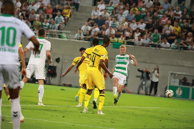 Fürths Sebastain Ernst (15) bei seinem Torschuss zur 1:0 Führung | Foto: Udo Dreier