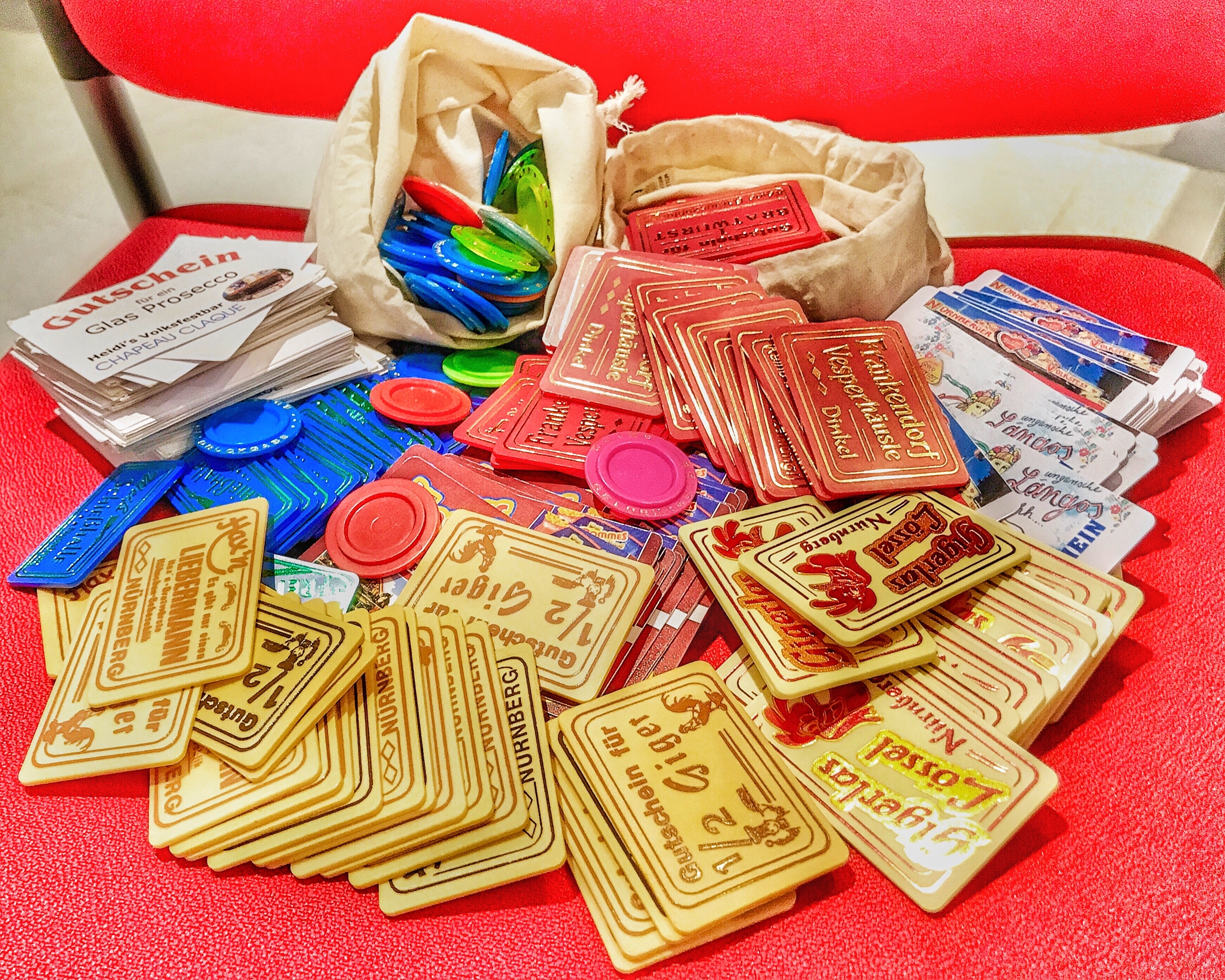 Das ist der Haufen an Chips und Gutscheinen, den der MarktSpiegel verlost! Foto: Peter Maskow