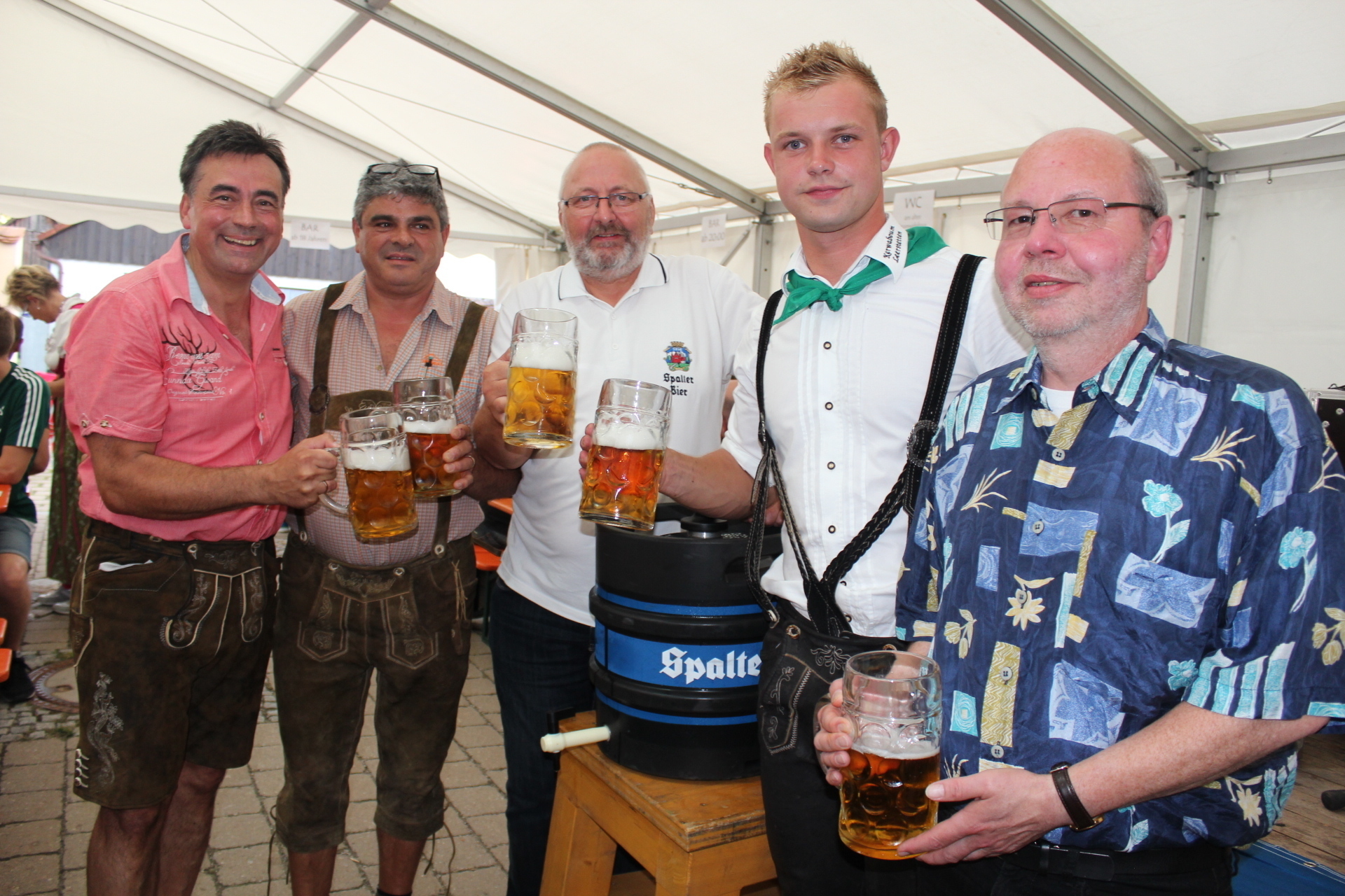 Bürgermeister Robert Pfann (l.) nach dem gelungenen Bieranstich mit Gästen und Freunden.