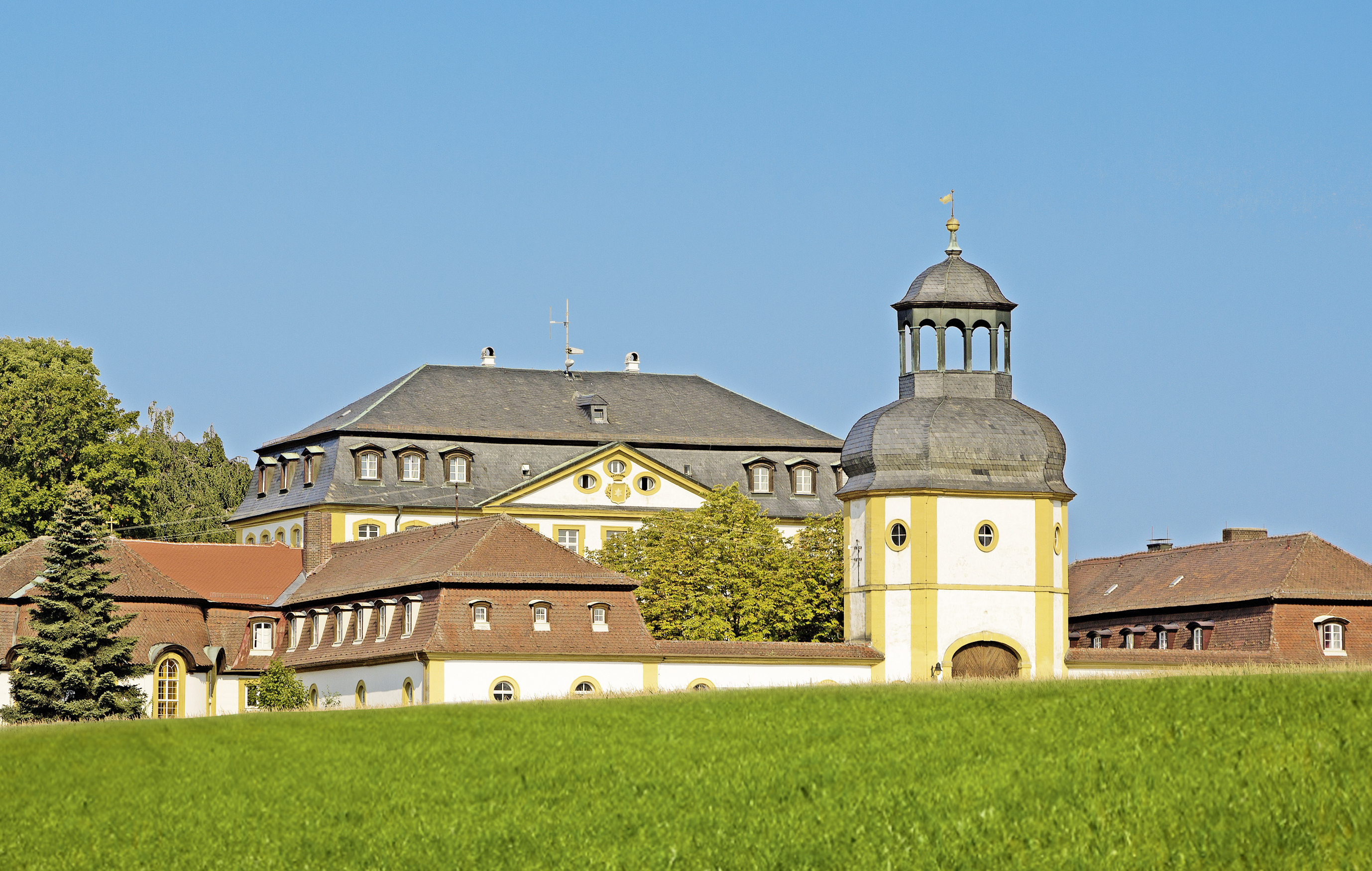 Der wunderschöne Innenhof des Schlosses Jägersburg bildet die stilvolle Kulisse für die Ausstellung.