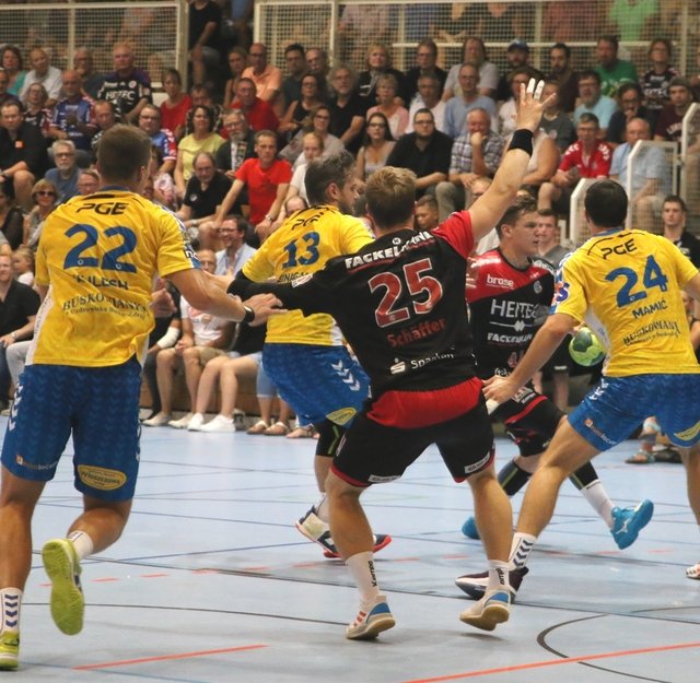 (Foto: HJKrieg, Erlangen) - Ein Handballfest vom Feinsten: HC Erlangen gegen KS Kielce