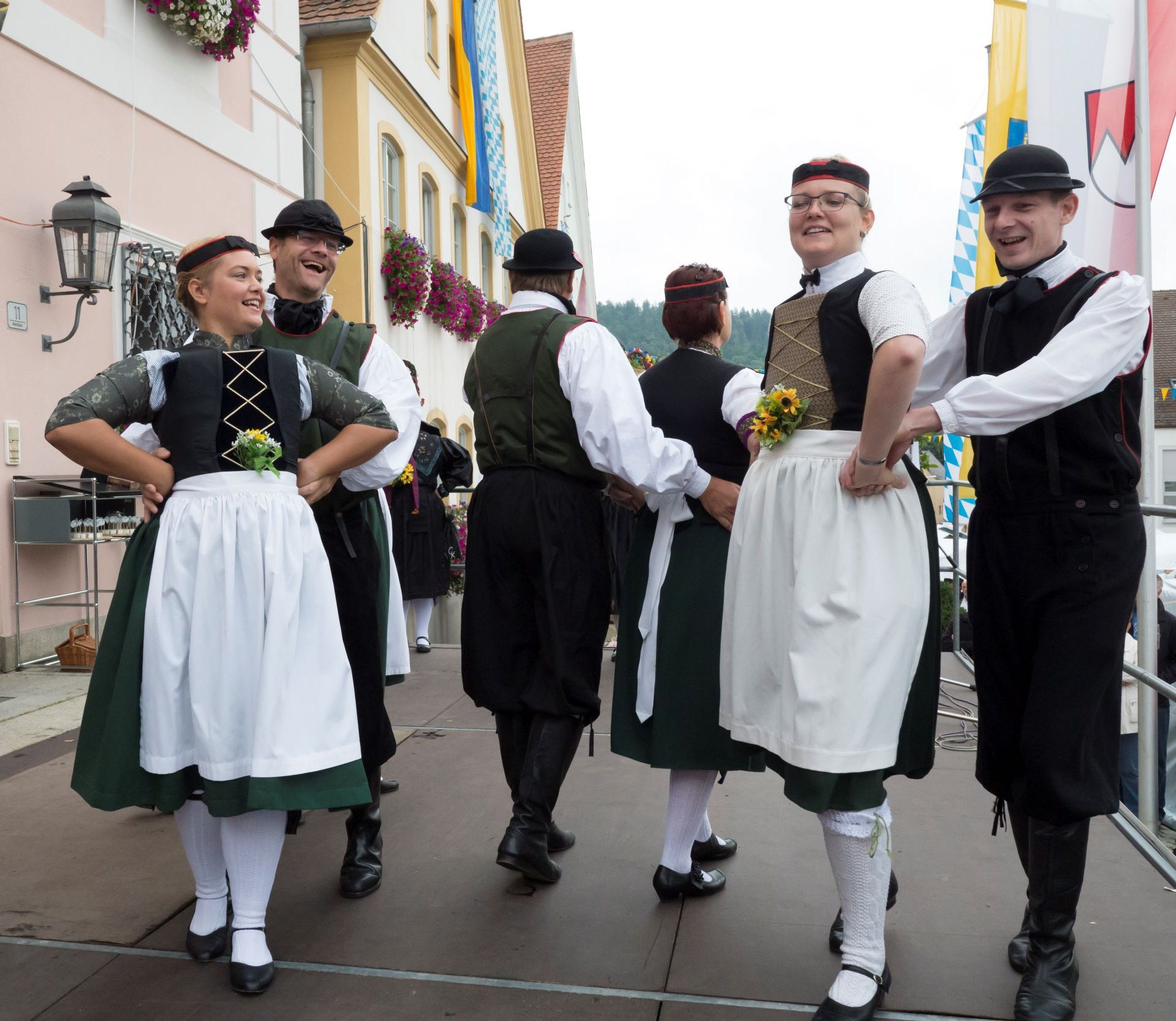 Tanz- und Trachtenvorführungen auf der Bühne vor dem Rathaus sind ein wichtiger Bestandteil des beliebten Gredinger Trachtenmarktes.