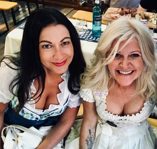 Das schönste Dirndl-Selfie zeigt Mode-Designerin Marion Wörlein (re.) und Andrea Stiegler (im Schneewittchen-Look) von der Kunstakademie Nürnberg. | Foto: © Privat