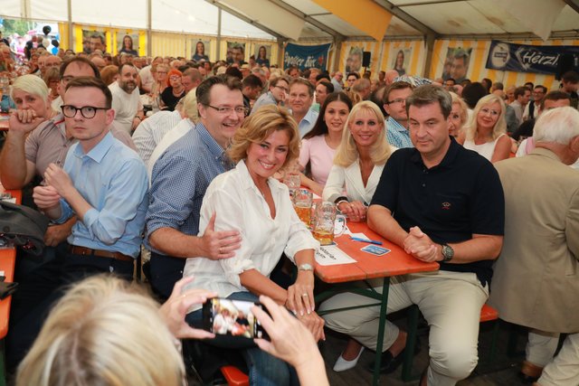 Nah am Ministerpräsidenten (v.l.): Peter Daniel Forster, Michael Frieser, Dagmar Wöhrl, Ivona Papak, Karin Baumüller-Söder. | Foto: © bayernpess/Udo Dreier