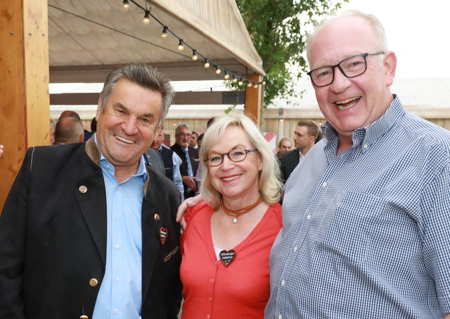 Festwirt Peter ,,Gigerlas“ Lössel (re.) mit CSU-Landtagskandidatin Barbara Regitz und CSU-Stadtrat Kilian Sendner. | Foto: © bayernpress/Udo Dreier