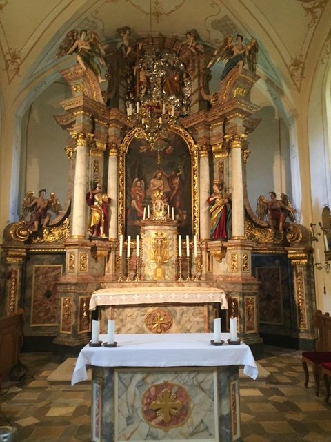 Der Hochaltar mit dem Altarblatt, das die Taufe Jesu durch Johannes zeigt, in der  Barockkirche St. Johannes der Täufer in Schirnaidel. | Foto: Eduard Nöth
