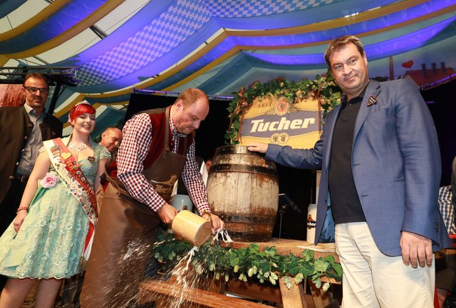 Ogstochn is! Mit drei gekonnten Schlägen macht Bürgermeister Christian Vogel die Sache klar. Das Bier spritzt schon, während Ministerpräsident Dr. Markus Söder gekonnt assistiert. | Foto: © bayernpress/Udo Dreier