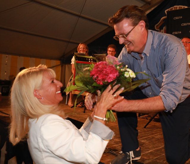 Blumen für First Lady Karin Baumüller-Söder. | Foto: © bayernpess/Udo Dreier