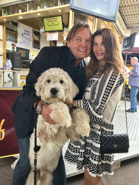 VIP-Bodyguard Peter Althof mit Gattin Sandra und Hund Lui an der In-Bar Heidi‘s Treff. | Foto: © Peter Maskow