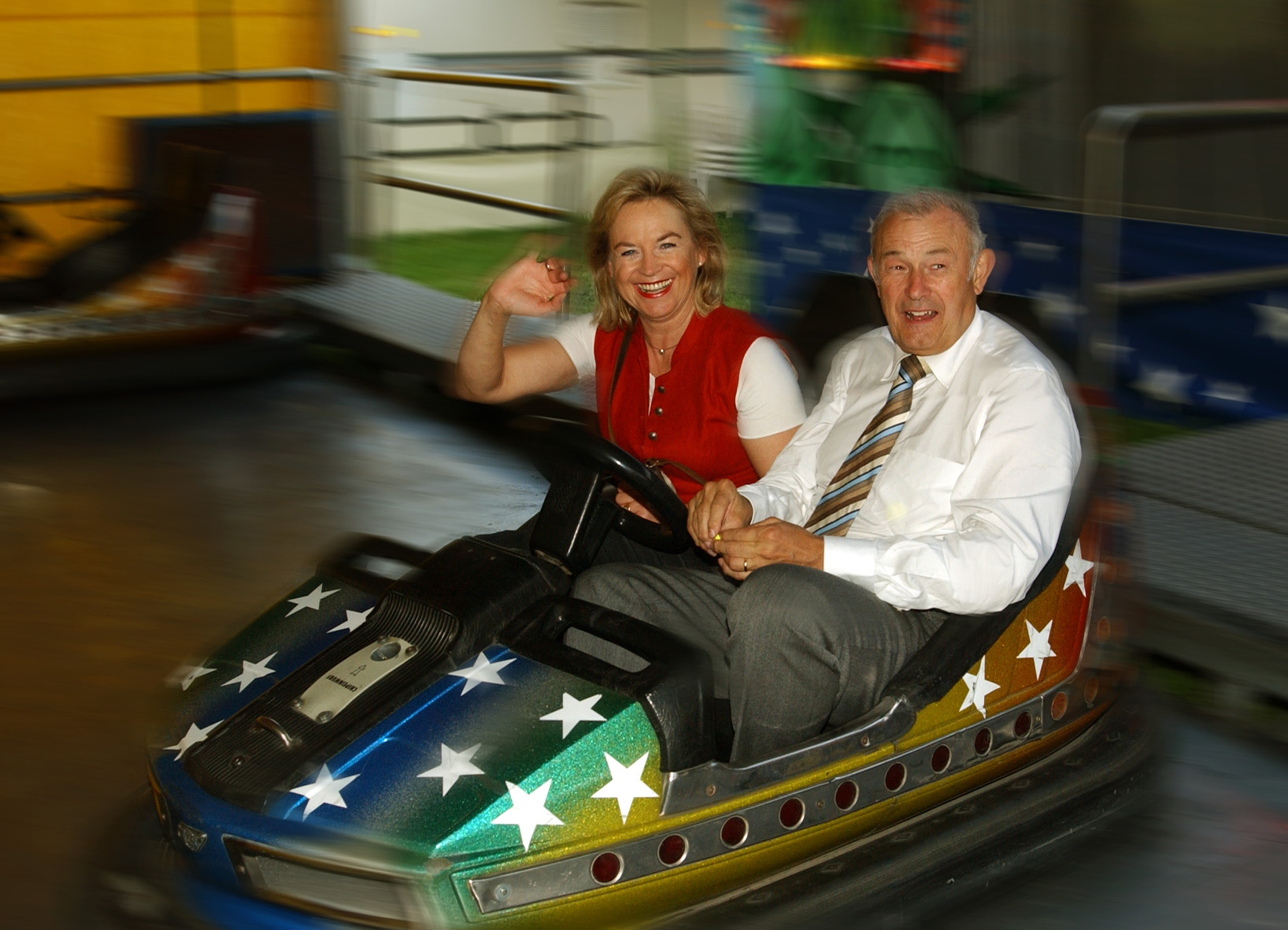 Große Freude macht Barbara Regitz und dem damaligen Ministerpräsidenten Dr. Günther Beckstein die rasante Fahrt.
