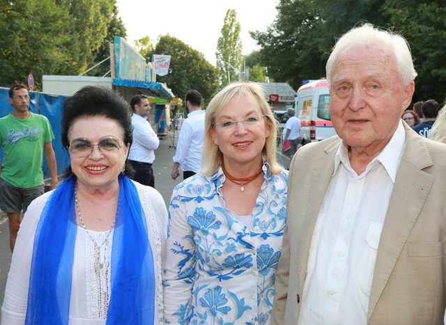 ,,Oberkrainer"-Wirtin Anja Besinger (li.), Landtagskandidatin Barbara Regitz und CSU-Urgestein und Bundesbauminister a.D. Dr. Oscar Schneider. | Foto: © bayernpess/Udo Dreier