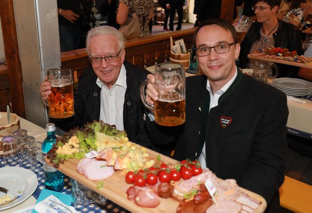 Prost, die Herren: Die Kult-Hoteliers Oskar (links) und Jörg Schlag (Arvena Park Hotel) in der Ehrengäste-Box im Festzelt Papert. | Foto: © bayernpress/Udo Dreier