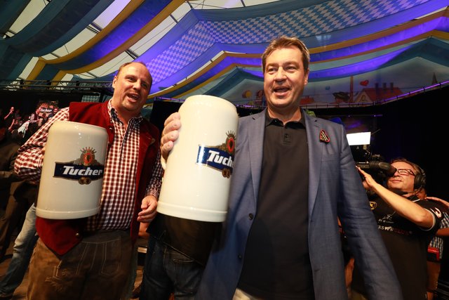 Auf geht‘s! Das Bier ist im Krug, Vogel und Söder heben die gewaltigen Humpen. | Foto: © bayernpress/Udo Dreier