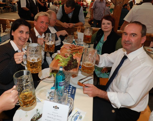 Bunter Tisch beim Anstich im Fetzelt: Katja Hessel (FDP, li.), Stefan Schuster (SPD, daneben) und Hubert Aiwanger (Freie Wähler, re.). | Foto: © bayernpress/Udo Dreier