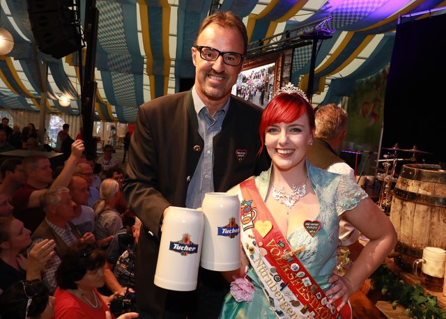 Letzter Volksfest-Auftakt für Noch-Königin Carina Kremer, hier mit Tucher Gastro-Direktor Jörg Träger. | Foto: © bayernpress/Udo Dreier