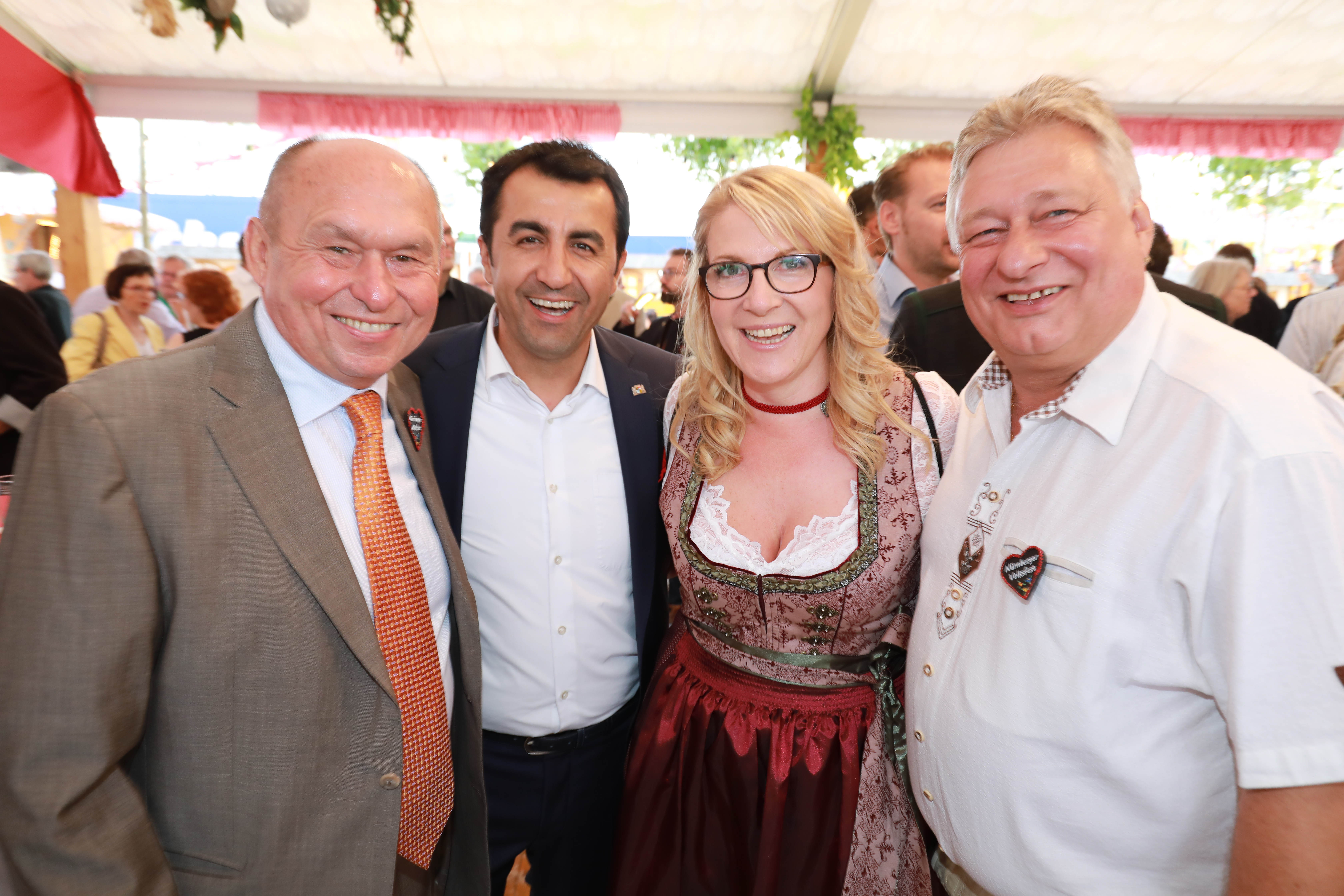 Volksfest-Macher Lorenz Kalb mit SPD-MdL Arif Tasdelen, SPD-Stadträtin Claudia Arabackyj und SPD-Bundestagsabgeordnetem Martin Burkert (v.l.).