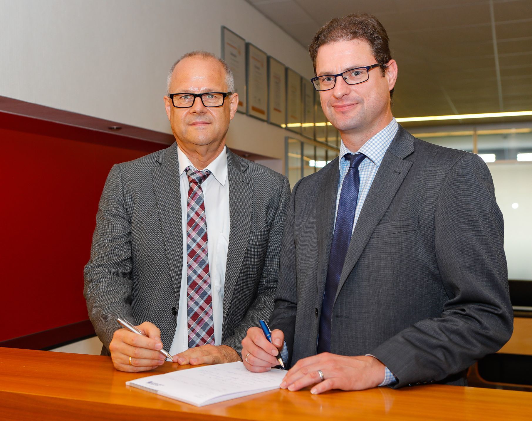 2. Vertragsunterzeichnung: Als Geschäftsführer von Frankenmetering fungieren Mathias Reznik, Stadtwerke Forchheim, (rechts) sowie Dietmar Benkert, SÜC Coburg (links).