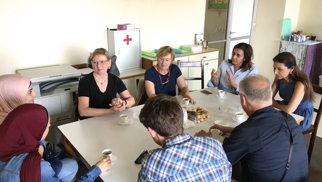 Silvia Klein (3.v.l.) vom Erlanger Büro für Chancengleichheit / Internationale Beziehungen und Eva Kneißl führten als Teilnehmerinnen einer offiziellen Delegation, an der auch Vertreter der Lebenshilfe teilnahmen, im Juli erste konkrete Gespräche im Libanon. Foto: © T. Ott