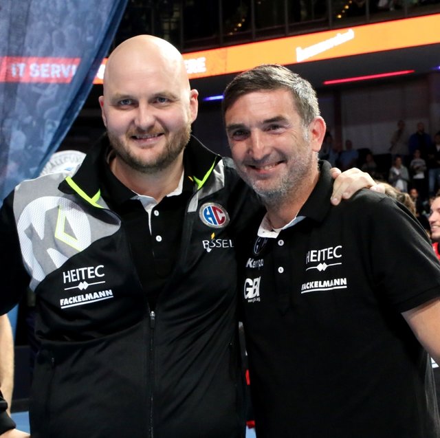 (Foto: HJKrieg, Erlangen): „Ich bin sehr stolz auf die Leistung meiner Mannschaft", so HC-Trainer Eyjólfsson (links) mit Co Stefan Mittag