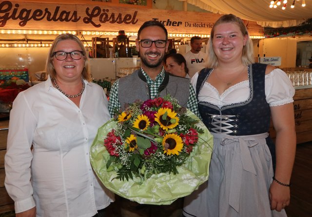 Tucher-Gebietsverkaufsleiter Franz Ell mit Festwirtin Elisabeth Lössel (l.) und Tochter Paula. | Foto: © JRBraun