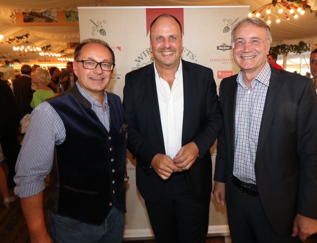 Tucher-Marketingdirektor Kai Eschenbacher (l.) begrüßt Bürgermeister Christian Vogel (M.) und Polizeipräsident Roman Fertinger. | Foto: © JRBraun