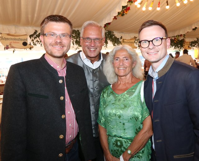 Nürnbergs CSU-Chef Marcus König, Bezirkstagspräsident Richard Bartsch, Hildegund Rüger, Präsidentin Bayerischer Landesfrauenrat, und Bezirksrat Peter Daniel Forster (v.l.). | Foto: © JRBraun
