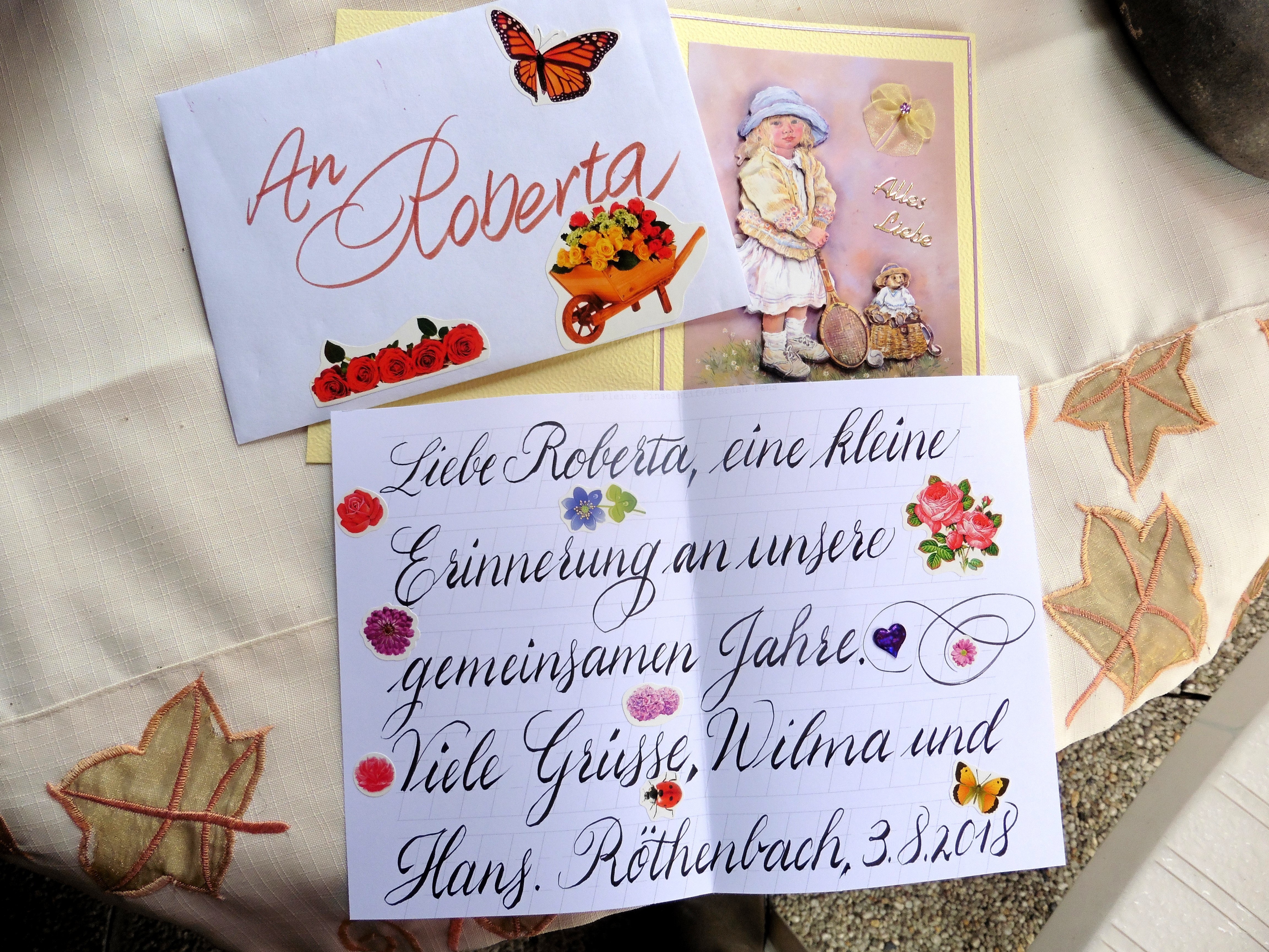 Ein kurzer Gruss mit einem Geschenk geht auf die Reise nach Italien. Immer handschriftlich und persönlich geschrieben. Das liest man gerne.