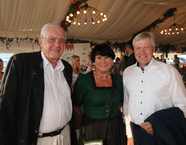 MarktSpiegel-Geschäftsführer Harald Greiner (r.) mit Prof. Hubert Weiler und Ehefrau Ingeborg. | Foto: © JRBraun