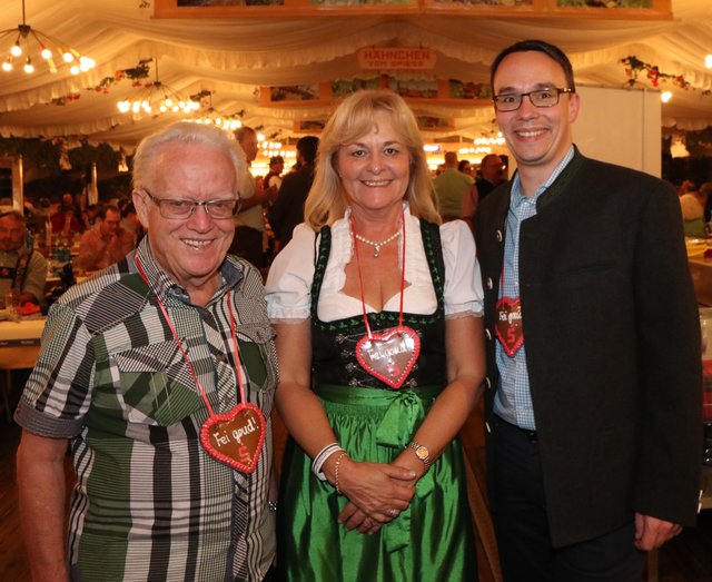 Oskar (l.) und Sohn Jörg Schlag, Arvena Hotels, mit Doris Weid-Gundel, Hauff Bräu. | Foto: © JRBraun